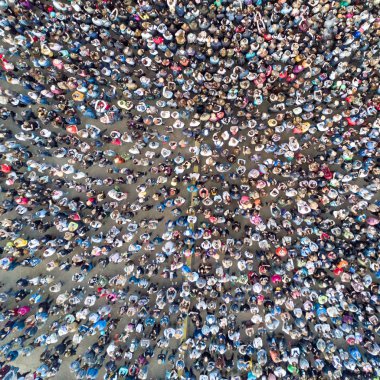İnsan bir konserinde kalabalığı drone üzerinden görüntülemek