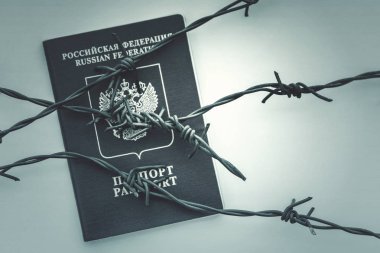 Rus pasaportu arkasında dikenli tel. Tonda