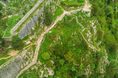 Dağlarda bir antik taş merdiven üzerinde bir adamın havadan görünümü