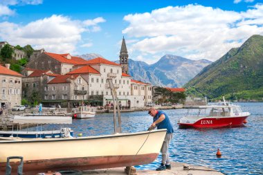 Perast, Karadağ, 5 Mayıs 2017: Yetişkin adam eski bir tekne liman onarır