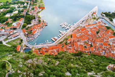 Eski Avrupa şehri ve yatlar için demirleme drone üzerinden görüntülemek