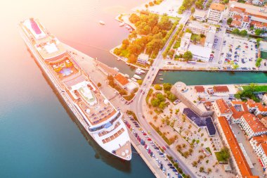 Güneş ışığı altında iskelede büyük cruise liner drone üzerinden görüntülemek