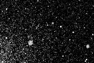 Siyah bir zemin üzerine kar blizzard. İzole