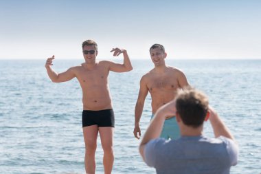 Budva, Karadağ, 29 Nisan 2017: Erkekler denize karşı fotoğraflandı