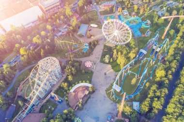 Dönme dolap ve roller coaster amusement park, üstten görünüm