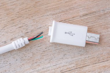 Ahşap bir masa üzerinde kırık usb kablosu