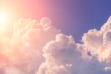 Arka plan beyaz bulutlar güneş ışığı altında güzel gökyüzü