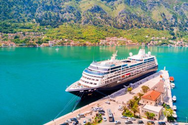 Gömlekleri gemisi iskele ve dağlar, üstten görünüm bir şehirde