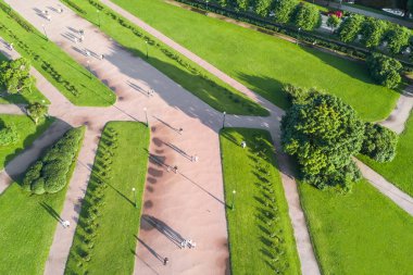 Yeşil bir parkta yolda insanların üstten görünüm