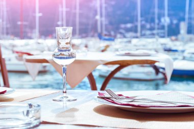 Cam rakia ile Marina bir arka plan üzerine bir restoranda bir masada duran