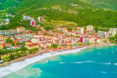 Denizin kenarında dağlarda tarihi kentin üstten görünüm