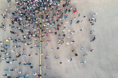 Asfalt üzerinde insan kalabalığı drone üzerinden görüntülemek