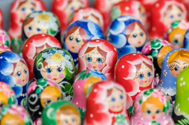 St Petersburg, Rusya, 21 Temmuz 2017: Renkli Rus iç içe bebek veya matrioshka, arka plan