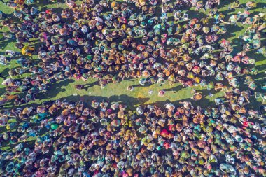 İnsanlar Holi renkleri Festivali'nde drone üzerinden görüntülemek