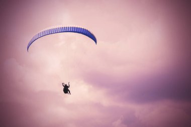 Yamaç paraşütü gökyüzünde. Tonda