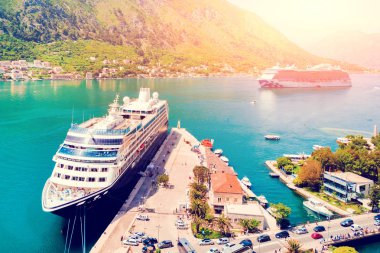 Büyük cruise liner iskelede güneş ışığı altında üstten görünüm