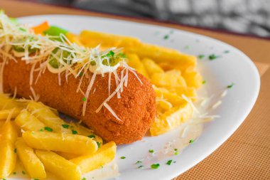 Et ve patates kızartması bir plaka üzerinde