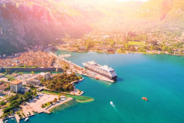 Yolcu gemisi iskele ve güneş ışığı altında yukarıdan bir güzel tatil beldesi yakınında