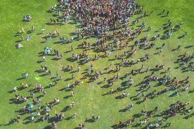 Holi renkleri Festivali'nde insan kalabalığı drone üzerinden görüntülemek