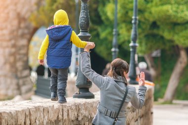 Anne şehirde oğlu ile yürüyüşe