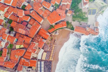 Güzel Avrupa eski şehir ile plaj, üstten görünüm