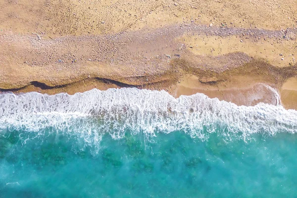 Kumsal ve deniz üstten görünüm