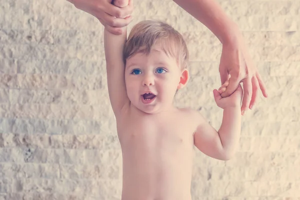 Χαριτωμένο Μωρό Μπλε Eyed Αγόρι Που Μαθαίνει Περπατά Βοήθεια Της — Φωτογραφία Αρχείου