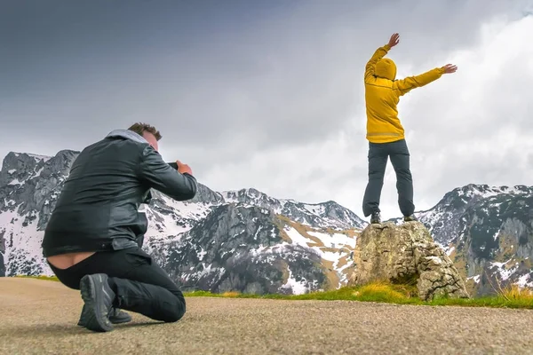 Фотограф Стреляет Человека Жёлтой Куртке Вершине Камня Горах Облачный День — стоковое фото