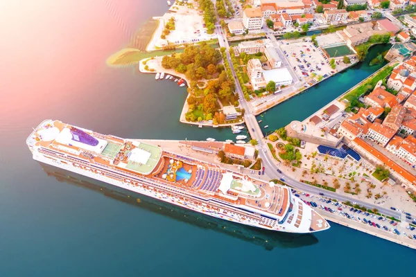 Cruiseschip Pier Zonneschijn Bovenaan Weergave — Stockfoto