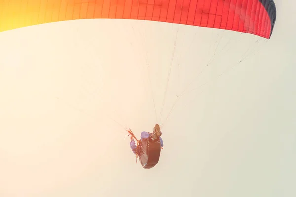滑翔伞在飞行过程中在阳光下 极限运动 — 图库照片