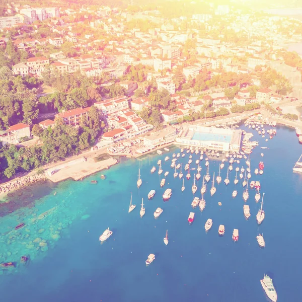 Vue Aérienne Ville Européenne Avec Une Marina Une Piscine Extérieure — Photo