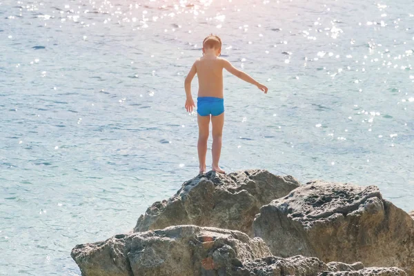 Junge Auf Einem Felsen Meer — Stockfoto