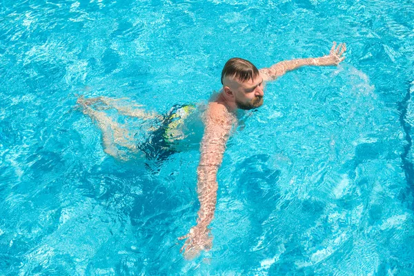 Bärtiger Mann Schwimmt Pool — Stockfoto