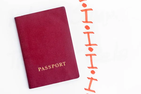 Pasaporte Rojo Junto Símbolo Información Escrito Marcador Naranja Papel Blanco —  Fotos de Stock