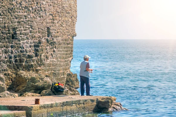 Kotor Karadağ Nisan 2017 Yaşlı Adam Kıyıdan Balık Tutuyor — Stok fotoğraf
