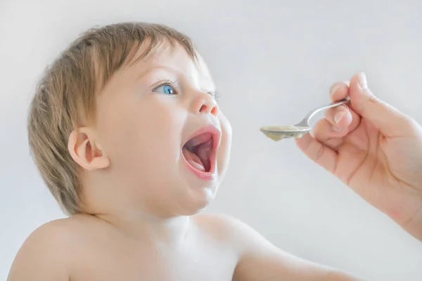 Bebek Maması Anne Yardımı Ile Yemek Tatlı Küçük Mavi Gözlü — Stok fotoğraf