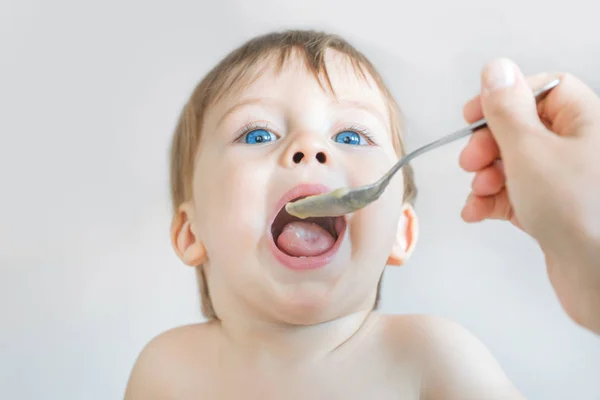 Alimentación Con Una Cuchara Pequeño Bebé Rubio Ojos Azules — Foto de Stock