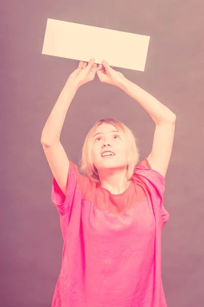 Nastolatek Blondynka Czerwonej Bluzce Trzymając Pusty Biały Plakat Nad Jej — Zdjęcie stockowe