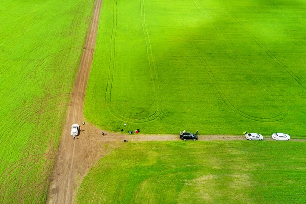 Вид Зверху Зелене Поле Сільську Дорогу Автомобілями Людьми — стокове фото