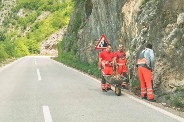 Kotor Monténégro Avril 2017 Trois Constructeurs Uniforme Orange Portent Une — Photo