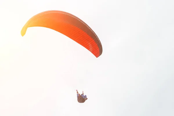俄罗斯喀山 2017年6月16日 在阳光下有一个红色和黑色圆顶的飞行滑翔伞 — 图库照片