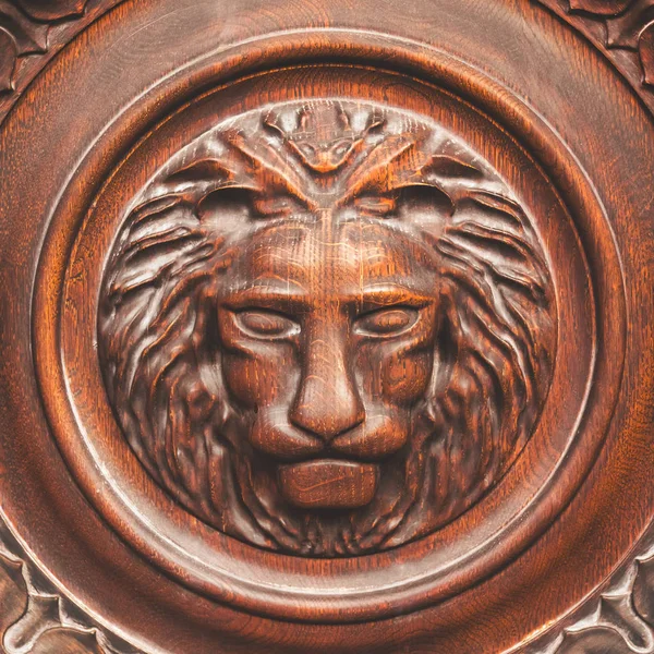 Head Lion Circle Wooden Bas Relief Background — Stock Photo, Image