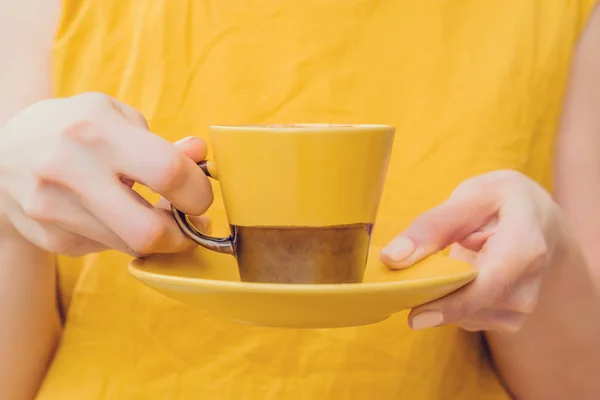 Mujer Con Ropa Amarilla Sostiene Una Taza Amarilla Marrón Con —  Fotos de Stock