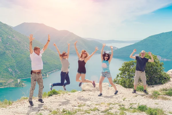 Котор Черногория Апреля 2017 Года Группа Счастливых Людей Прыгает Вершину — стоковое фото