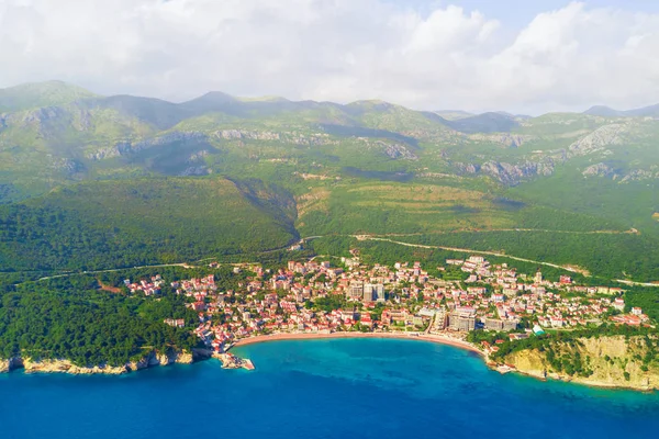 Panoramik Deniz Kenarında Dağlarda Eski Avrupa Tatil Beldesi — Stok fotoğraf