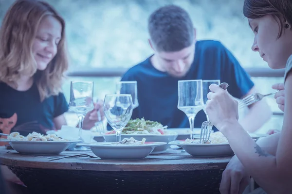 Gente Está Comiendo Bebiendo Vino Terraza Tonificado — Foto de Stock