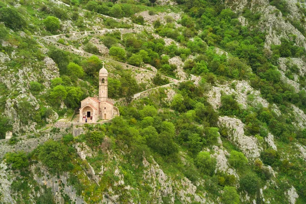 Dağlarda Antik Taş Kilisenin Havadan Görünümü — Stok fotoğraf