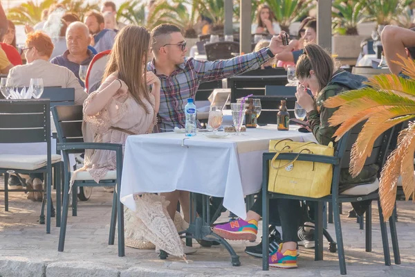 Kotor Montenegro Abril 2017 Los Jóvenes Son Fotografiados Por Teléfono — Foto de Stock