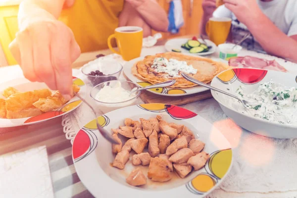 Gente Está Desayunando Mesa Trozos Carne Plato — Foto de Stock