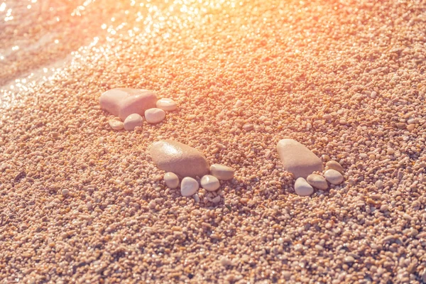 Empreinte Faite Cailloux Sur Sable Près Eau Soleil — Photo